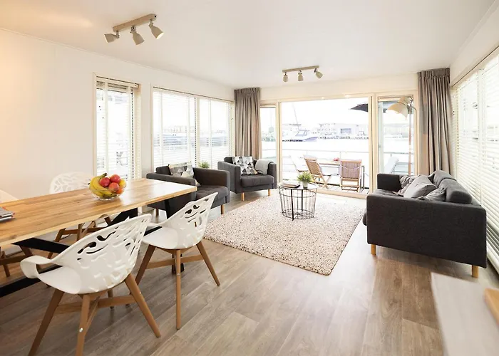 Aqualiving Úszó hotel