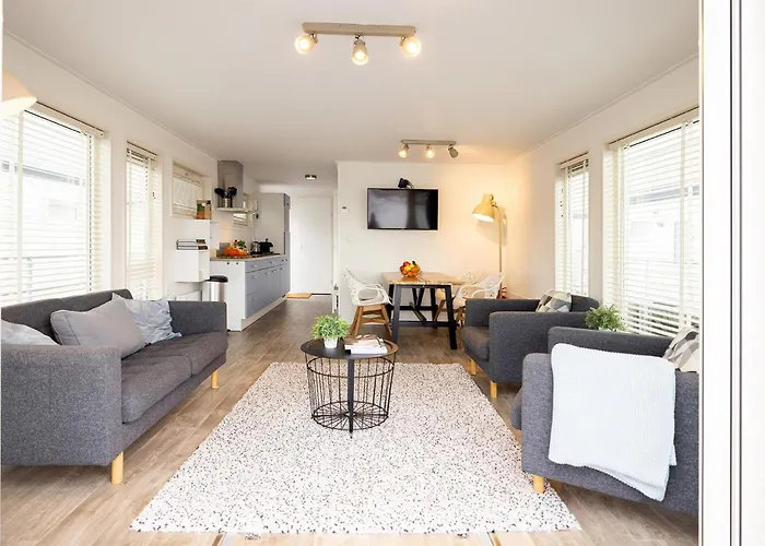 Aqualiving Úszó hotel 4*